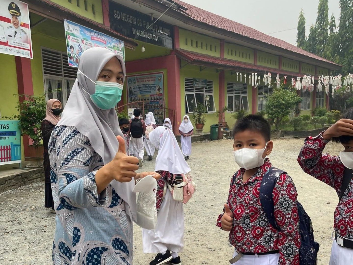 15 Puskesmas Dikerahkan, Pemkab Dharmasraya Bagikan Masker kepada Siswa