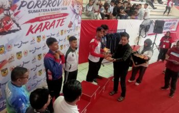 Ketua Forki Dampingi Wali Kota Sawahlunto Serahkan Medali Atlet Karate di GOR Batu Tumpang