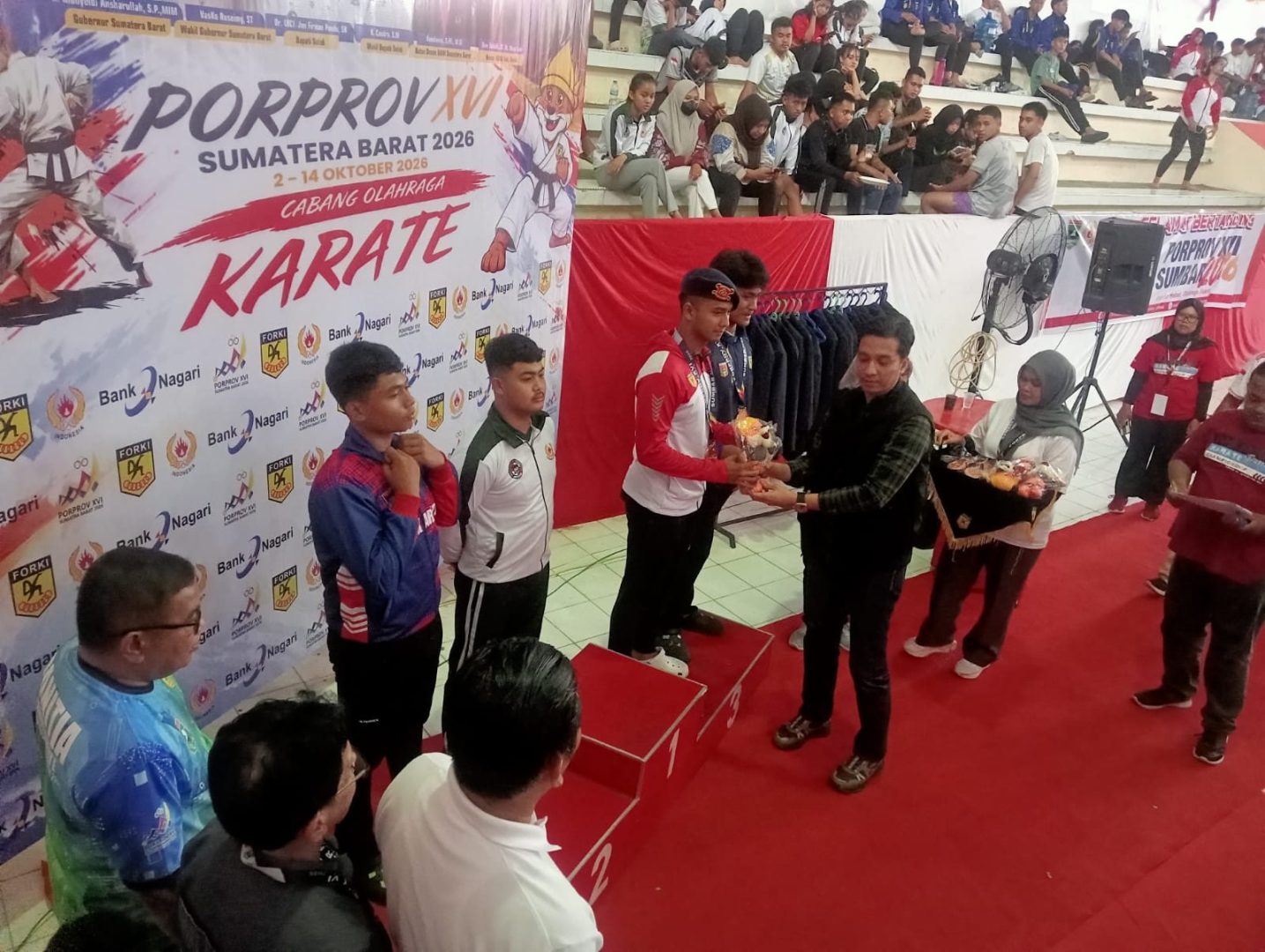Ketua Forki Dampingi Wali Kota Sawahlunto Serahkan Medali Atlet Karate di GOR Batu Tumpang
