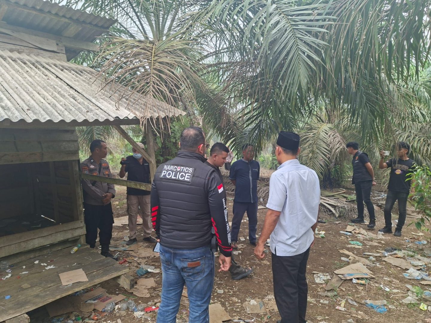 Digerebek Polisi, Pondok di Kebun Sawit Dharmasraya Dipenuhi Peralatan Diduga untuk Konsumsi Sabu