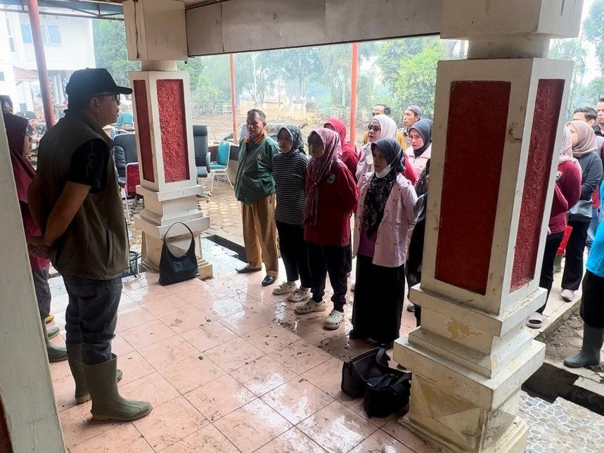 Semangat Tak Surut di Tengah Sisa Bencana, Sekwan Apresiasi Kekompakan Sekretariat DPRD Kabupaten Solok