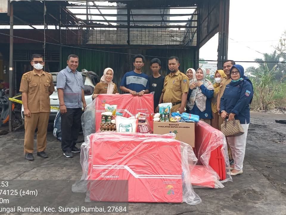 Pasca Kebakaran, Dua Keluarga di Sungai Rumbai Timur Terima Bantuan Pemkab Dharmasraya