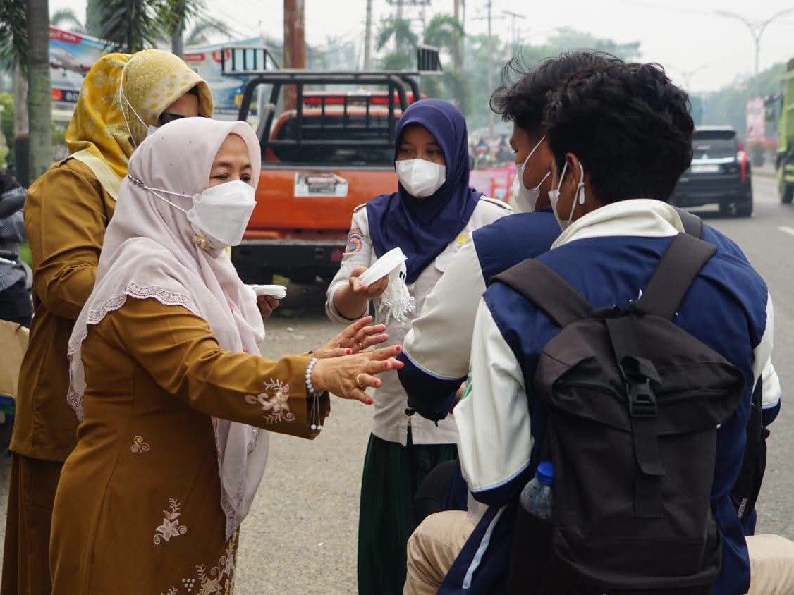 ISPU Dharmasraya Masuk Kategori Tidak Sehat, Pemkab Sebar 5.000 Masker di Enam Lokasi